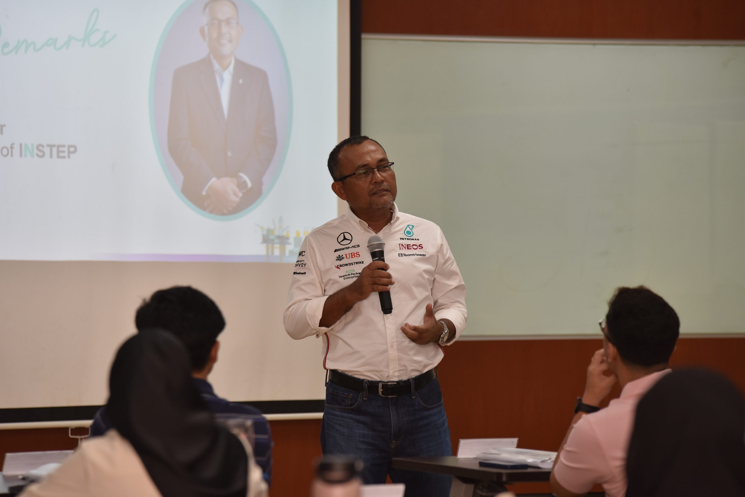 Chief Executive Officer of INSTEP, Encik Mohamad bin Nasir during a sharing with the participants.